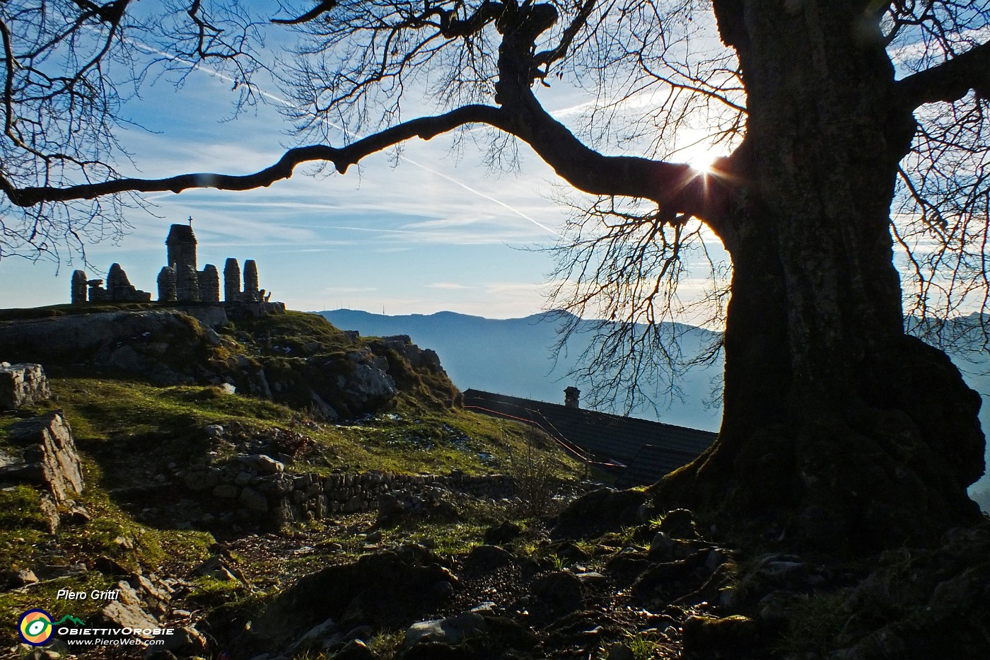 79 Ai Tre Faggi (1399 m) il tempietto con i menhir.JPG